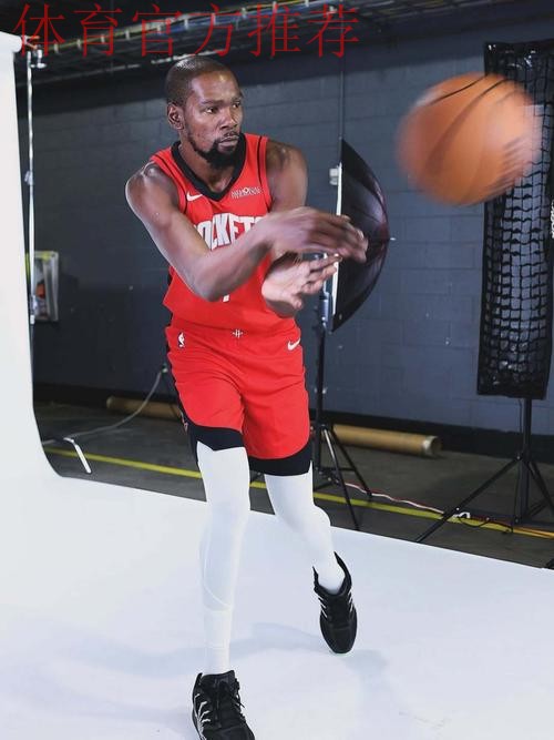 火箭社媒分享对阵掘金的球员赛前热身组图，杜兰特出镜